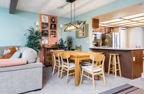 Abbott Loop House | Alaska Hog House: Cozy & Spacious home Anchorage