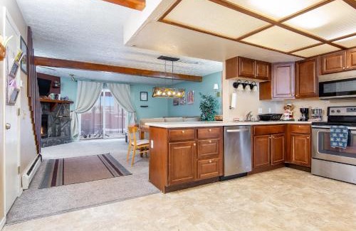 Abbott Loop House | Alaska Hog House: Cozy & Spacious home Anchorage