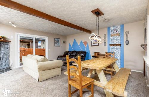 Abbott Loop House | Alaska Villa - Papa Murph - fits 11 !