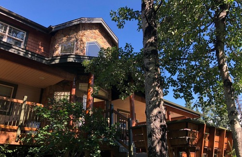 Mid-Hillside House | Alaskan lodge-like living - 15 min to city - 5 min to great hikes