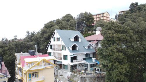 Shimla Villa | Alaya Stays 5 BHK with Hill View - Meridian Oak