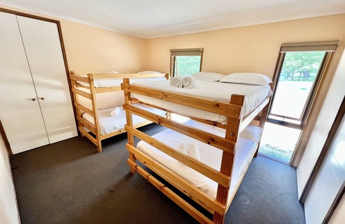 Sawmill Settlement Cabin | Albaski Lodge – Whole Lodge