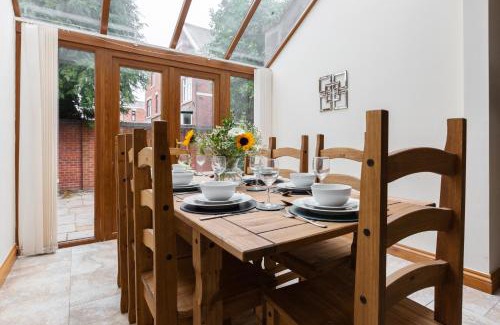 Preston House | Albert - 5 Bedrooms Sleeps 11 Parking Wi-Fi Contractors