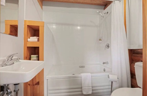 Stevenson Cabin | Alder Cabin at Wilder and Pine Riverside Cabins