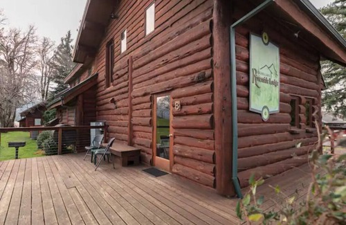 Stevenson Cabin | Alder Cabin at Wilder and Pine Riverside Cabins