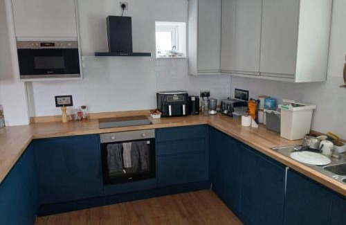 Crewe House | Alex, mornflake, train station, M6, parking, professional