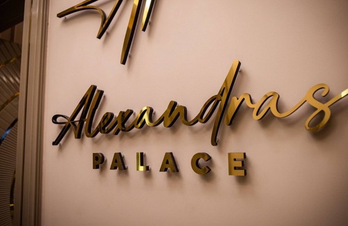 Bradford Apartment | Alexandras Palace -The Golden Palace Hot Tub Suite