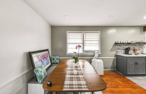 Mount Vernon Cottage | Alexandria, Mt Vernon Home by Hikes, Bikes & Sites
