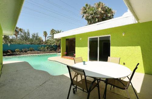Paradise House | Alicia Alibi vintage Vegas pool house