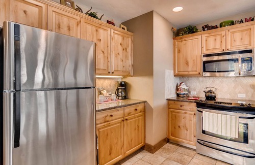 Steamboat Springs Condo | ALL AMENITIES, OWNER RENTS<250 YDS TO MTN! 2BED/2BTH, HTD HT/POOL, WIFI