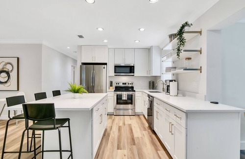 Pompano Beach House | All Brand New Salt Water Heated Pool Oasis Near the Beach