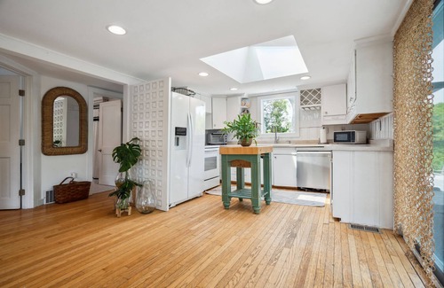 Newbury House | All Decked Out | Grill | 5 Min Walk to Beach | A/C