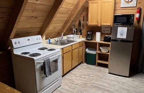 Keslers Cross Lanes Cabin | All Decked Out - Pet Friendly with Hot Tub