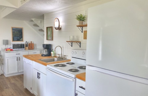 Table Rock Condo | All New; Clean and Gorgeous in Branson! Fish from resort, golf view!