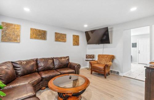 Berkley House | All New! Convenient Location! Sleeps 6