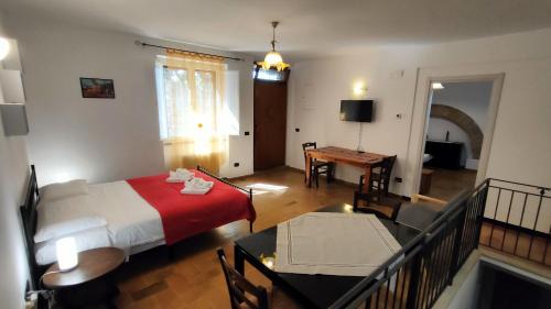 Assisi Apartment | ALL'OMBRA DI SANTA CHIARA, 4 minuti da San Carlo Acutis, NUOVO con la "solita" QUALITÀ di MyAssisiSuite, 140 mq, Piano Terra 2 Ingressi 3 Camere 2 Bagni, Idromassaggio, Perfetto - La nostra FORZA è la DISPONIBILITÀ Live 24-7, MÓWIMY PO POLSKU