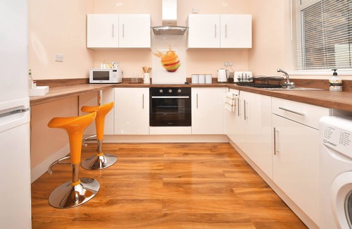Stoke-on-Trent House | All Saints House by YourStay