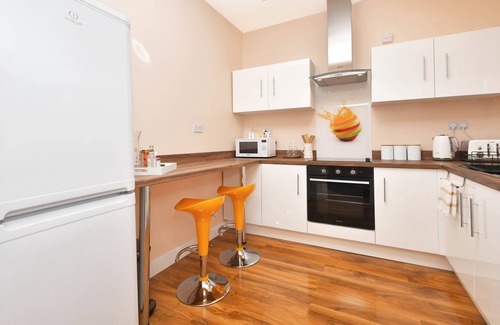 Stoke-on-Trent House | All Saints House by YourStay