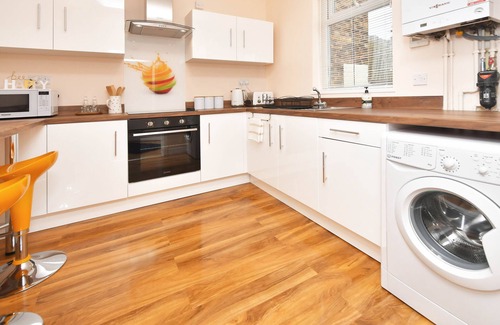 Stoke-on-Trent House | All Saints House by YourStay