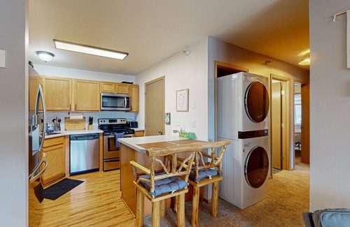 Big Sky Condo | All-season condo with mtn views - walk to ski lifts - near golf