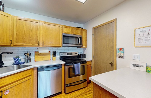 Big Sky Condo | All-season condo with mtn views - walk to ski lifts - near golf