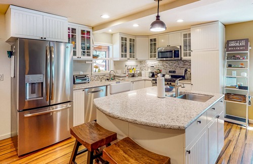 Kings Beach House | All-Season Getaway | Hot Tub & Backyard | Walk 2 Blocks to Lake & Restaurants