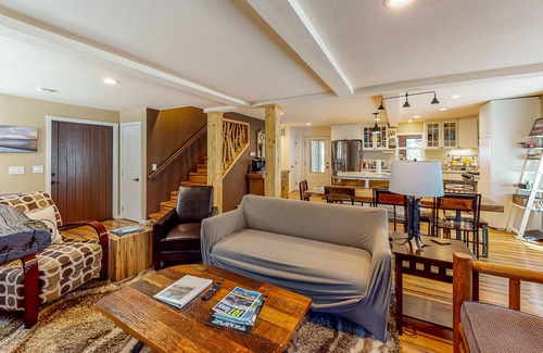 Kings Beach House | All-Season Getaway | Hot Tub & Backyard | Walk 2 Blocks to Lake & Restaurants