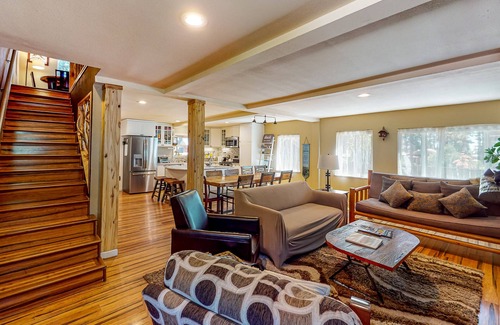 Kings Beach House | All-Season Getaway | Hot Tub & Backyard | Walk 2 Blocks to Lake & Restaurants