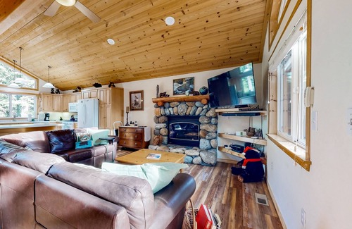 Tahoma House | All-Season Home | On-Site Trails | 7 Minutes to Beach & Homewood Slopes