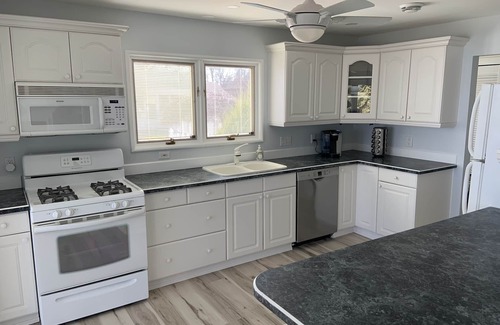 Fort Erie Cottage | All Season Large lux on Water Amazing Skyline - hot tub, pool and beach