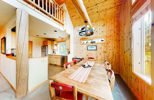 Redmond Ski Chalet | All-season resort retreat with hot tub, fairway views, fireplace, & grill