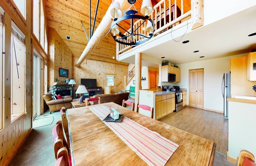 Redmond Ski Chalet | All-season resort retreat with hot tub, fairway views, fireplace, & grill