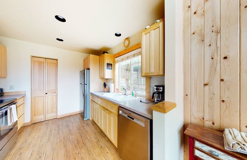 Redmond Ski Chalet | All-season resort retreat with hot tub, fairway views, fireplace, & grill