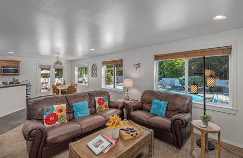 Leavenworth House | All Seasons Getaway-close to town, hot tub, cozy