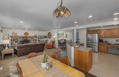 Leavenworth House | All Seasons Getaway-close to town, hot tub, cozy
