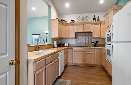Southern Crossing Condo | All the Beauty of Bend! 3 BDR Condo Close to Downtown, Walk to Old Mill District