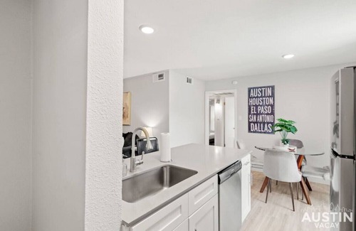 North University Apartment | All the Essentials For You + Your Pet in Hyde Park