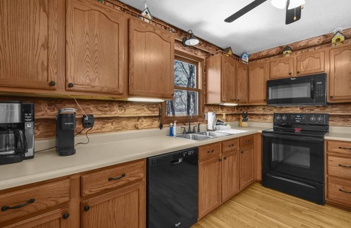 Logan Cabin | All Year Fun! Pool w Deck, Hot Tub, Foosball, Air Hockey, Nature, Pet Friendly!