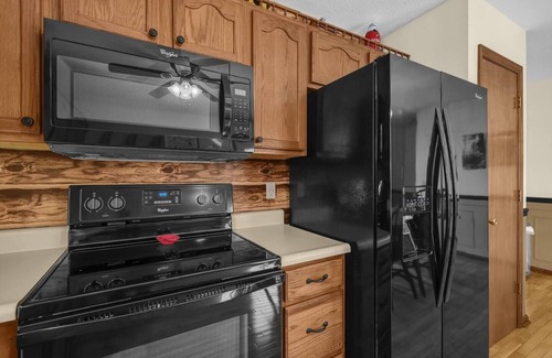 Logan Cabin | All Year Fun! Pool w Deck, Hot Tub, Foosball, Air Hockey, Nature, Pet Friendly!