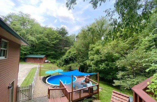 Logan Cabin | All Year Fun! Pool w Deck, Hot Tub, Foosball, Air Hockey, Nature, Pet Friendly!