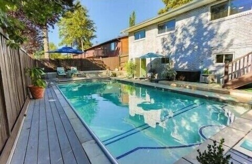 Sandy Apartment | All Year Heated Pool, King Beds, Large Apartment, Ski & Hiking, Mountain View