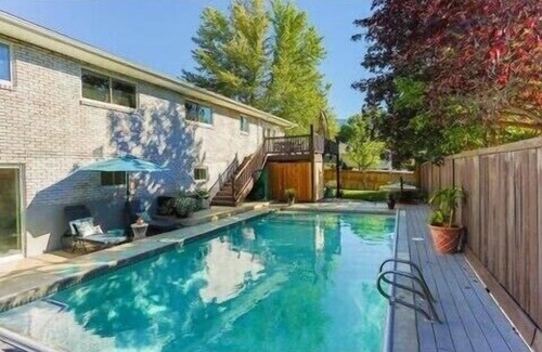Sandy Apartment | All Year Heated Pool, King Beds, Large Apartment, Ski & Hiking, Mountain View