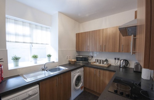 Bridge of Allan Apartment | Allan Stream Apartment - an apartment that sleeps 4 guests in 2 bedrooms
