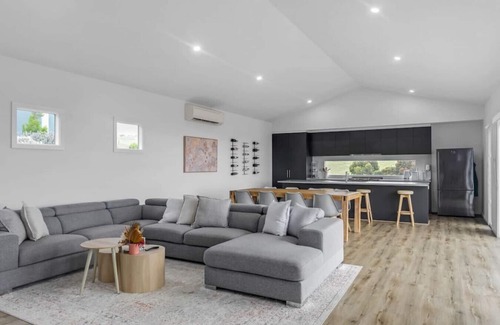 Encounter Bay House | "Allawah"- meaning to sit, or stay a while