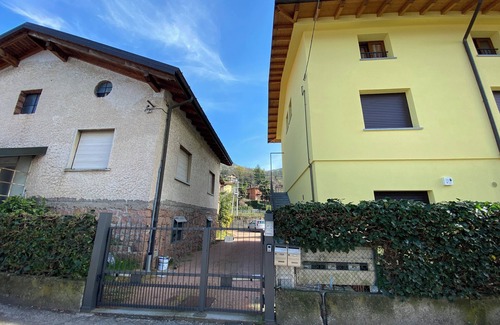 Porto Ceresio Apartment | Alloggio Confortevole con 2 Camere da Letto 1 Bagno Ampia Cucina Open Space