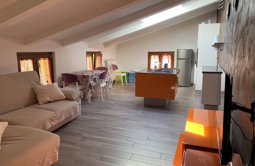 Porto Ceresio Apartment | Alloggio Confortevole con 2 Camere da Letto 1 Bagno Ampia Cucina Open Space