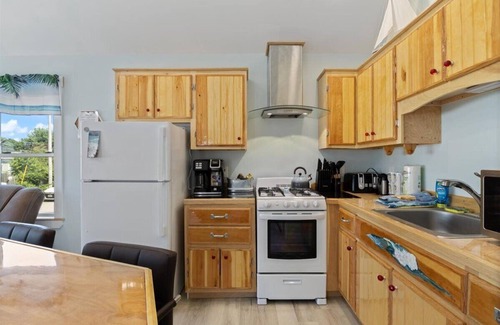 Old Orchard Beach Cottage | Alluring 2-Bedroom Cottage in Delightful Old Orchard Beach with WiFi, AC