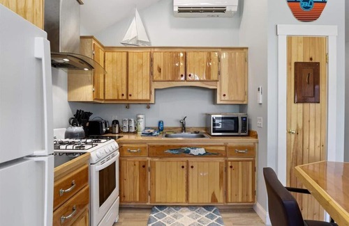 Old Orchard Beach Cottage | Alluring 2-Bedroom Cottage in Delightful Old Orchard Beach with WiFi, AC