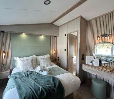 Allerthorpe Apartment | Ally Up - Lodge with Hot Tub