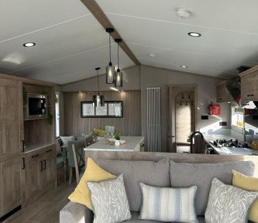 Allerthorpe Apartment | Ally Up - Lodge with Hot Tub